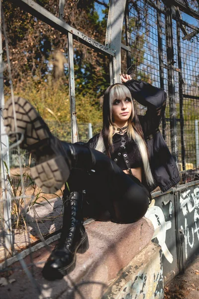 Jong Mager Model Met Lang Blond Zwart Haar Zwarte Kleren — Stockfoto