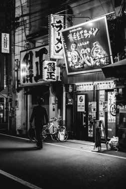 Osaka, Japonya: Geceleri maaşlı işçi yürüyüşü, geleneksel restoranlar, ışıklar, bisikletler ve neon tabelalar)