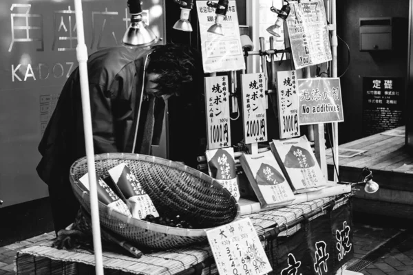 Osaka Japan Japanse Man Verkoopt Gebraden Kastanjes Dotonbori Straat Nachts — Stockfoto