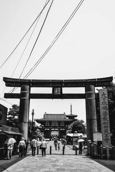 Osaka Japão Entrada Bonita Grande Portão Pedra Torii Templo Budista — Fotografia de Stock