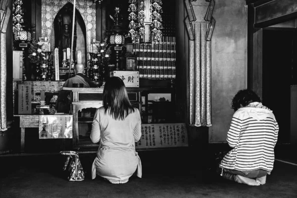 Osaka Japan Vrouwen Bidden Bij Boeddha Altaar Salon Isshin Boeddhistische — Stockfoto