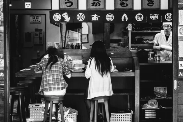 Osaka Japan Japanse Meisjes Uit Rug Eten Ramen Izayaka Stijl — Stockfoto