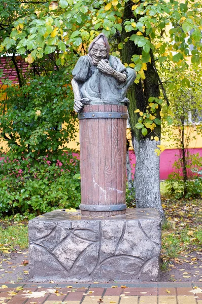 Skulptur fabelhafte baba yaga auf einer Straße der Stadt — Stockfoto