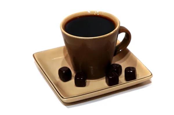 ブラック コーヒー、チョコレート菓子のカップ — ストック写真