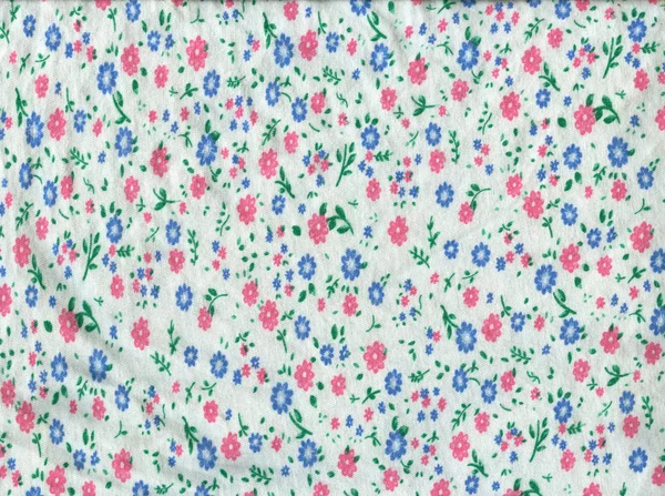 Küçük pembe ve mavi çiçekler beyaz örme kumaş dokusu — Stok fotoğraf
