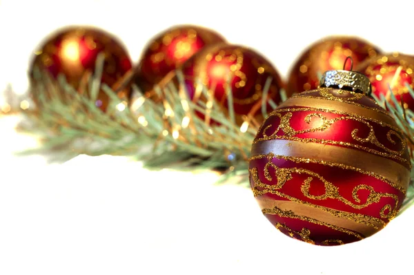 Composição de bolas de Natal vermelho com padrão dourado — Fotografia de Stock