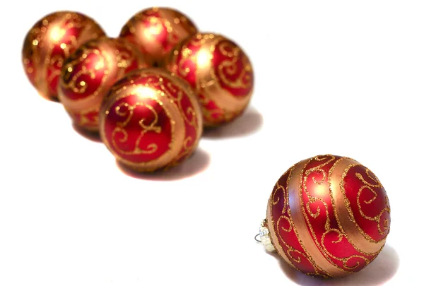 Composición de bolas rojas de Navidad con patrón dorado — Foto de Stock