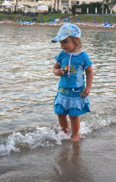 Two-year-old girl walking on sand seacoast — Stock Photo, Image