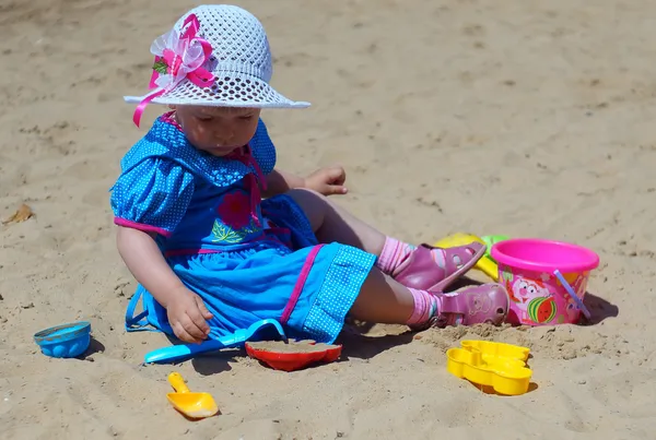 Two-year-old girl playing in a sandbox — Stock Photo, Image