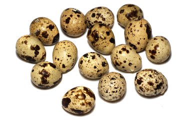 beyaz izole bıldırcın yumurtası