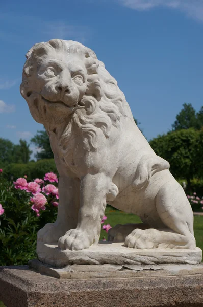 Estátua de leão de mármore branco no parque — Fotografia de Stock