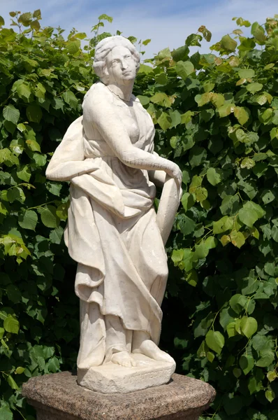 Escultura de mármore no parque — Fotografia de Stock