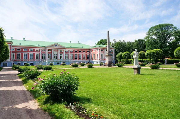 Pink palace i sommaren (kuskovo egendom nära Moskva) — Stockfoto
