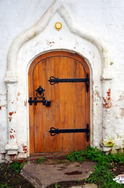 Porta de madeira fechada - Detalhe da antiga igreja branca — Fotografia de Stock