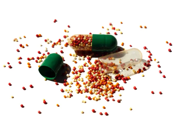 Comprimidos abertos da cápsula isolados no branco — Fotografia de Stock