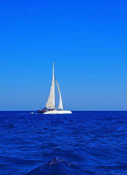 Fehér hajó vitorlák, a Földközi-tengeren — Stock Fotó
