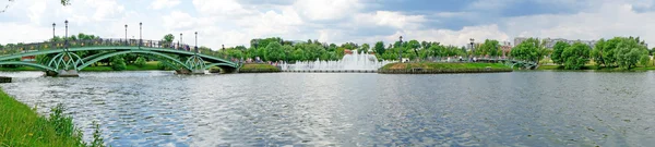 Zomer de Panorama: brug over de rivier en de fontein Stockfoto