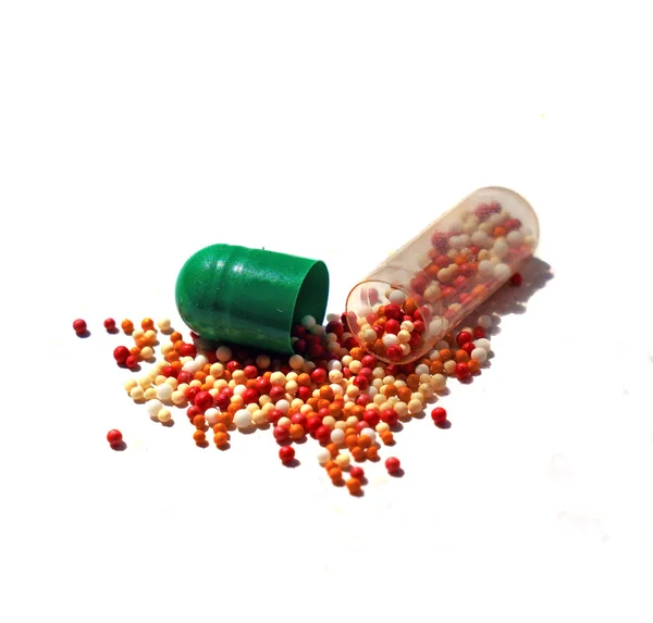 Open capsule pillen geïsoleerd op wit Stockafbeelding