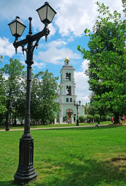 Старый фонарь на фоне православной церкви — стоковое фото