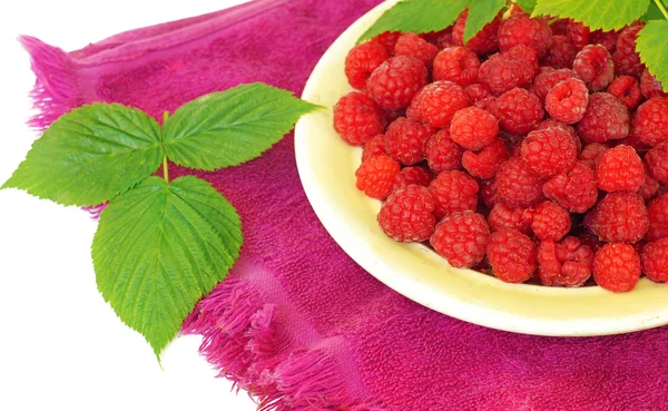 Reife Himbeeren in einer Schüssel auf einem Handtuch — Stockfoto