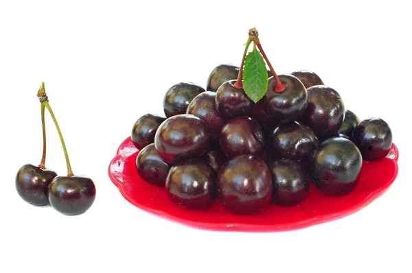 Cerejas maduras em uma pequena travessa vermelha — Fotografia de Stock