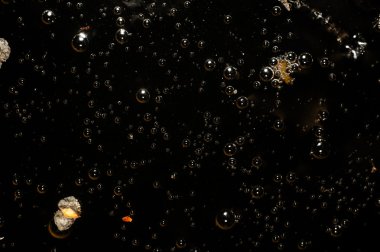 Arka plan - siyah su yüzeyi kabarcıkları ile