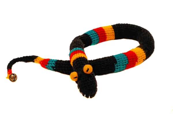 おもちゃのヘビの明るいストリップと黒いニット — ストック写真