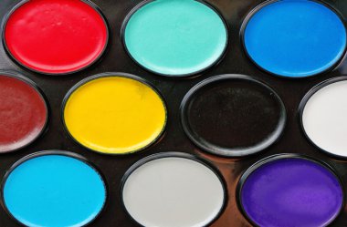 arka plan olarak suluboya boya bir kutu içinde yakın çekim