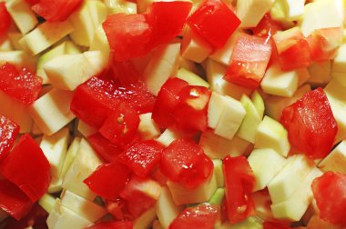 Doğranmış domates ve kabak dilimleri 