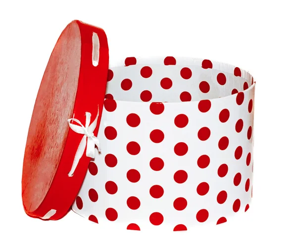 Große runde weiße Geschenkschachtel mit roten Punkten auf weißem Hintergrund — Stockfoto