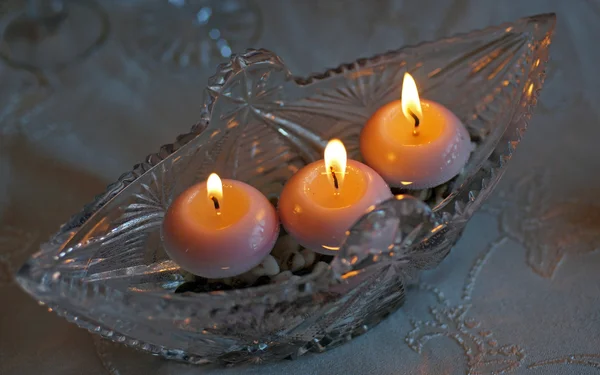 Capacité de cristal avec trois bougies allumées — Photo