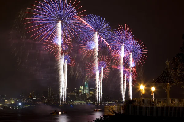 O fogo de artifício de 4 de julho sobre o rio Hudson, em Nova York — Fotografia de Stock