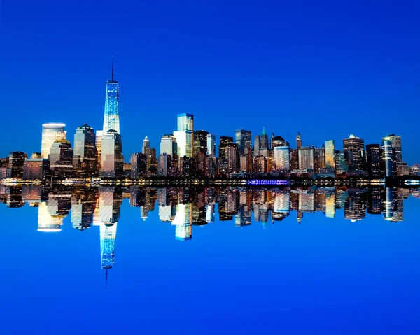 The new Freedom Tower and Lower Manhattan Skyline — Stock Photo, Image