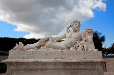 Paris - heykel louvre yakınındaki tuileries Garden