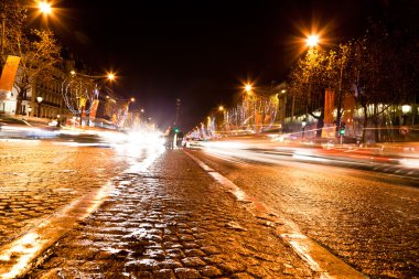 Champs elysees Noel ışık ile aydınlatılmış