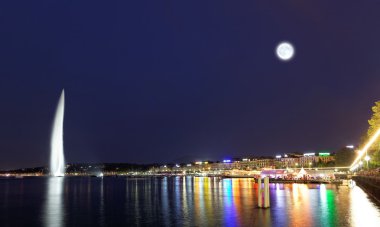 Cenevre su jeti gece leman Gölü üzerinde