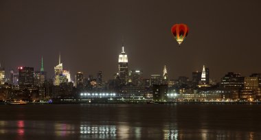 new york şehrinin orta şehir silueti geceleri