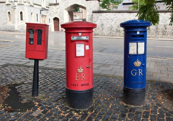 Red British mail box on a city street — Stock Photo, Image