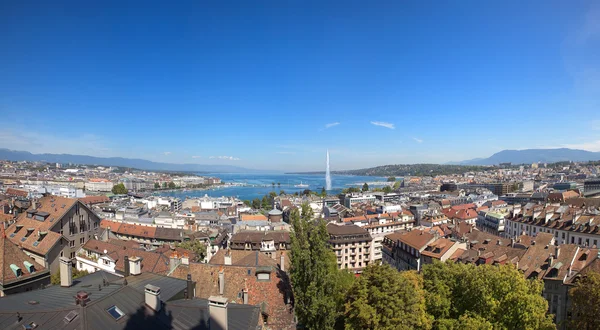 Een panoramisch uitzicht van Genève stad en meer leman — Stockfoto