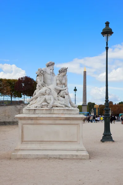 París Estatua del jardín de las Tullerías cerca del Louvre — Foto de Stock