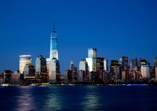 The new Freedom Tower and Lower Manhattan Skyline At Night — Stock Photo, Image