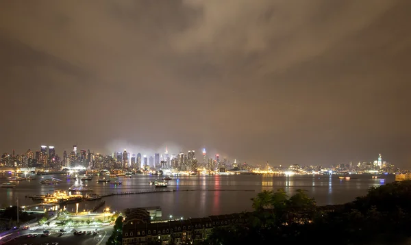 在晚上的完整曼哈顿岛的全景视图 — 图库照片