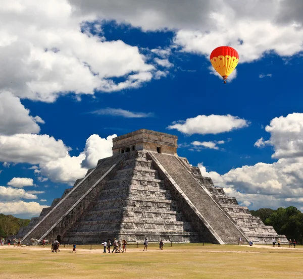 Los templos del templo chichén itza en México — Foto de Stock