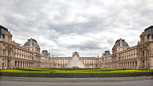 Museo del Louvre es el más visitado en Francia — Foto de Stock