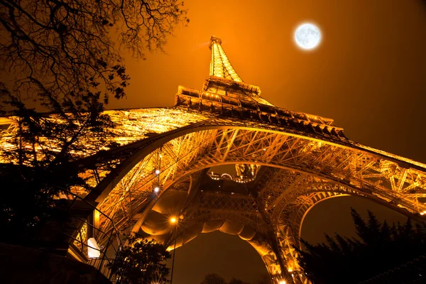 Illuminazione cerimoniale della torre Eiffel a Parigi, Francia — Foto Stock