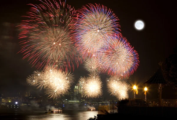 De 4 juli vuurwerk over hudson rive — Stockfoto