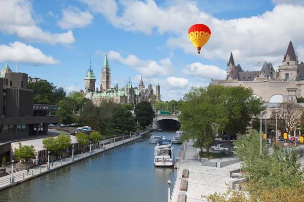 リドー運河とカナダの議会 — ストック写真