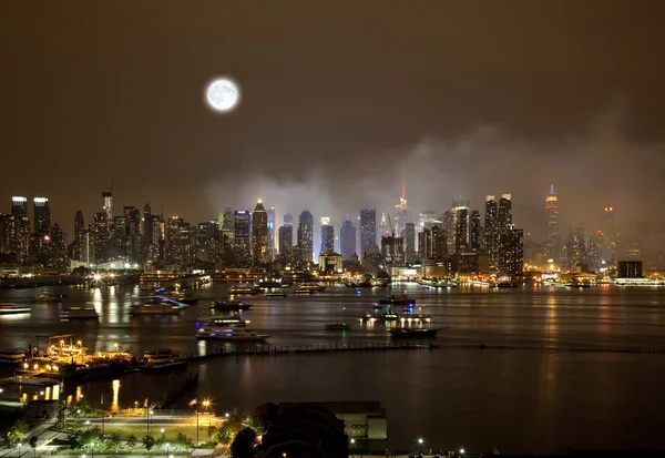 Die new york city skyline rechts — Stockfoto