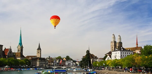 De belangrijke bezienswaardigheden van Zürich stadslandschap — Stockfoto