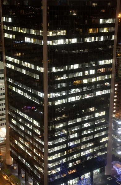 Cena noturna de edifícios modernos em vancouver — Fotografia de Stock